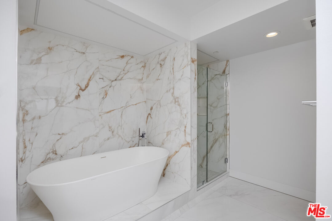 13600 Marina Pointe Dr Unit: 907