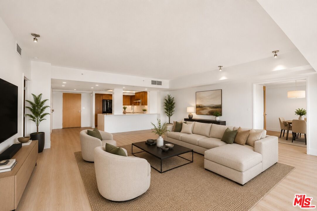 13600 Marina Pointe Dr Unit: 907