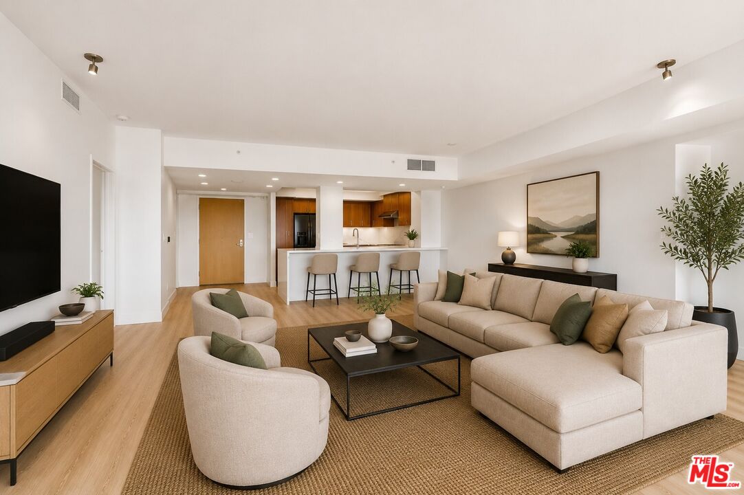 13600 Marina Pointe Dr Unit: 907