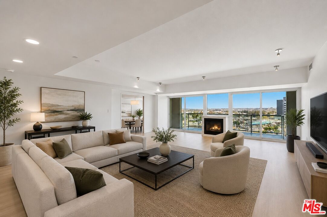 13600 Marina Pointe Dr Unit: 907