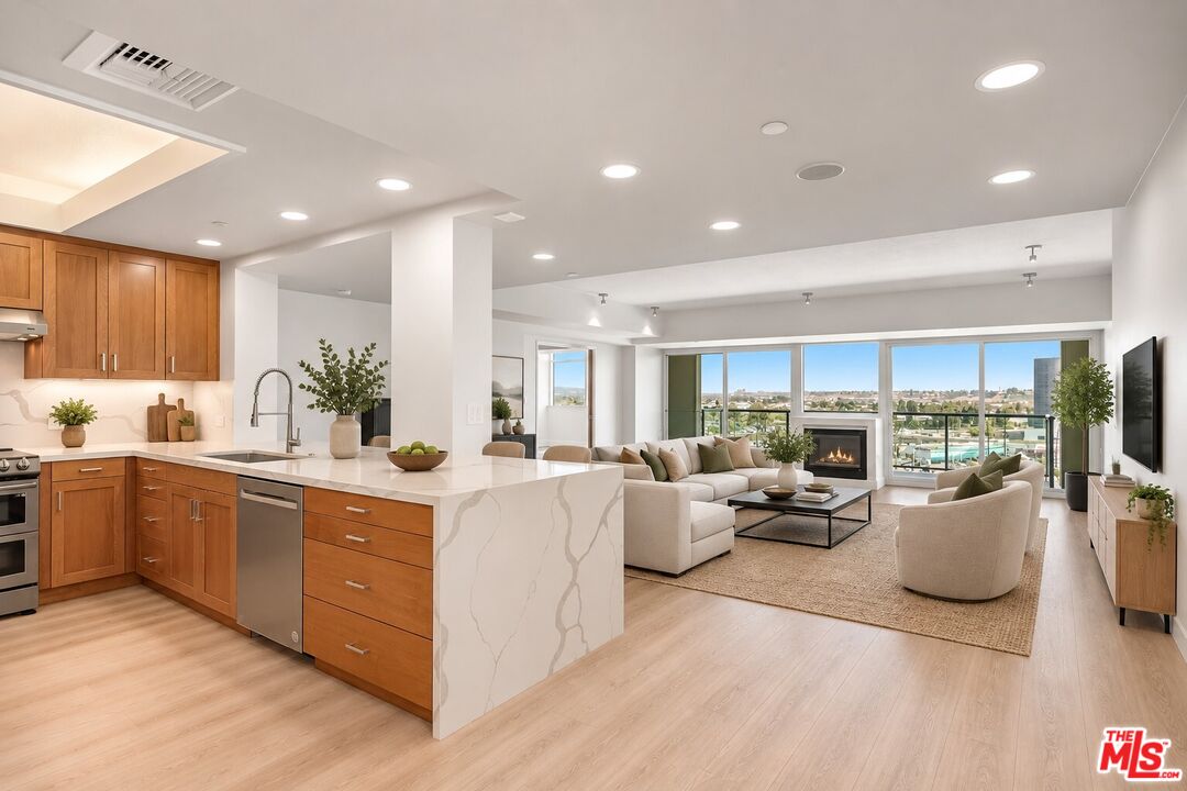 13600 Marina Pointe Dr Unit: 907