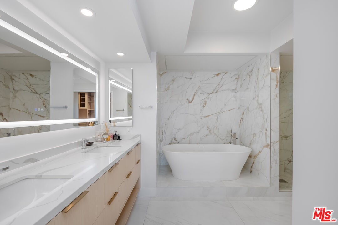 13600 Marina Pointe Dr Unit: 907