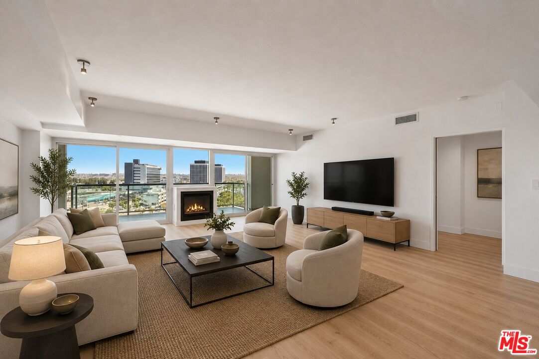 13600 Marina Pointe Dr Unit: 907
