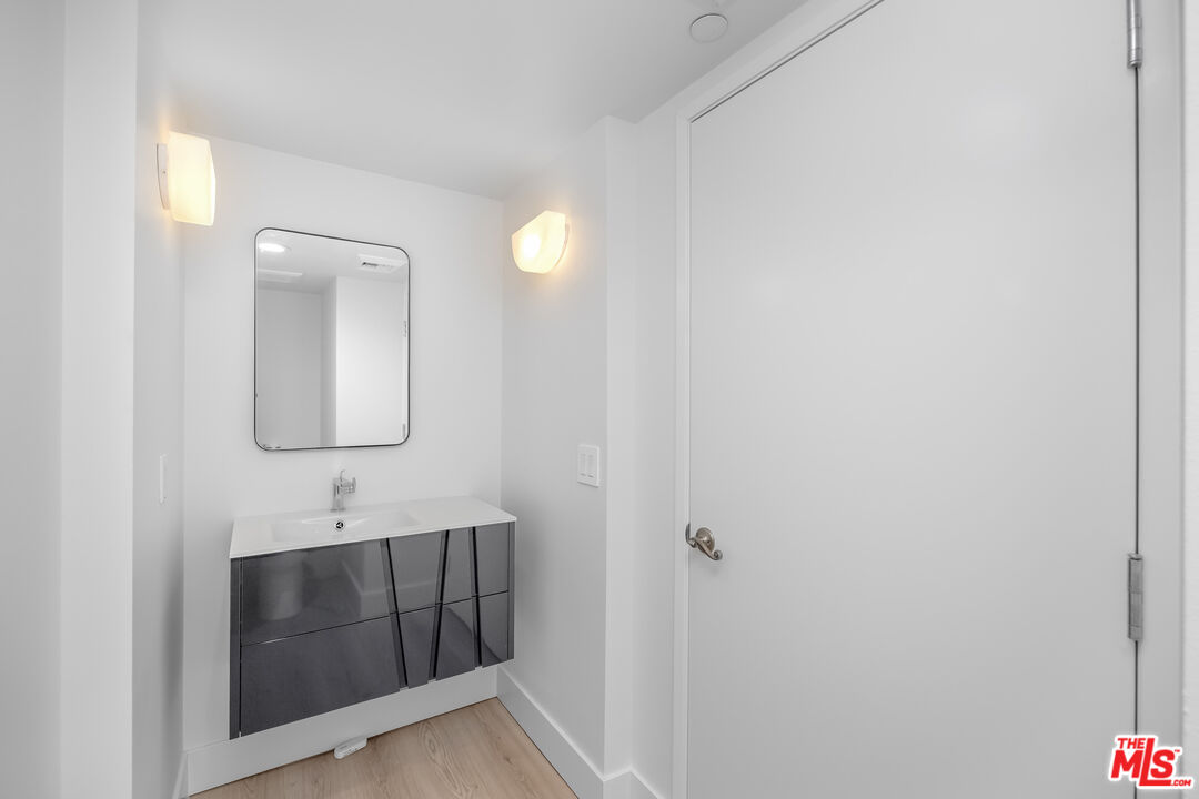 13600 Marina Pointe Dr Unit: 907