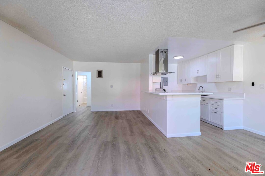 1426 S Orange Grove Ave