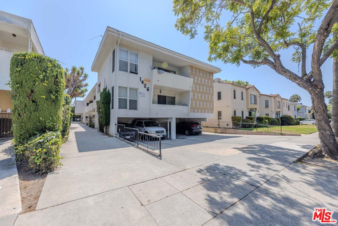 1426 S Orange Grove Ave