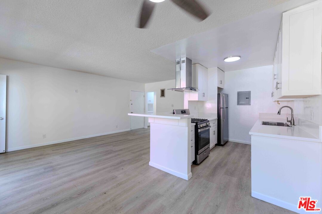 1426 S Orange Grove Ave