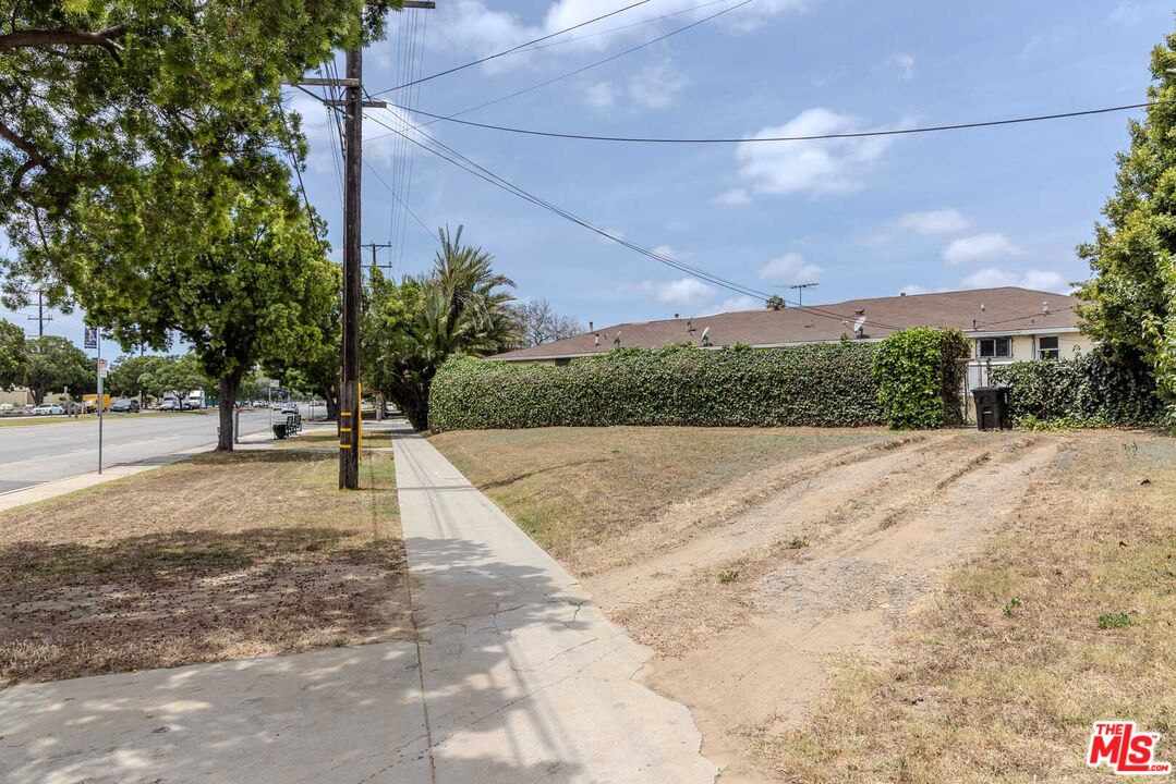 1848 S Ogden Dr