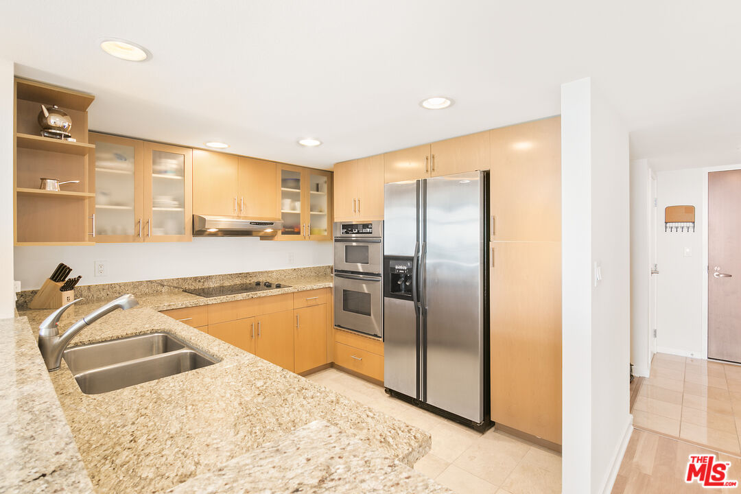 13700 MARINA POINTE DR Unit: 702