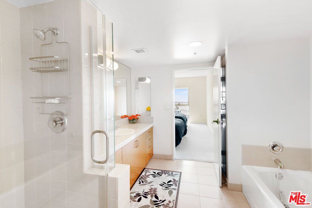 13700 MARINA POINTE DR Unit: 702