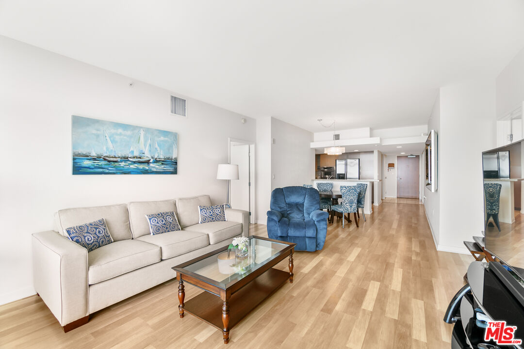 13700 MARINA POINTE DR Unit: 702