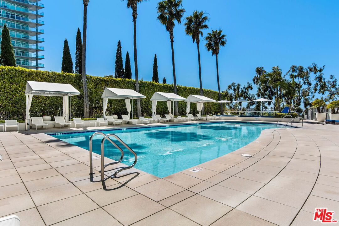 13700 MARINA POINTE DR Unit: 702