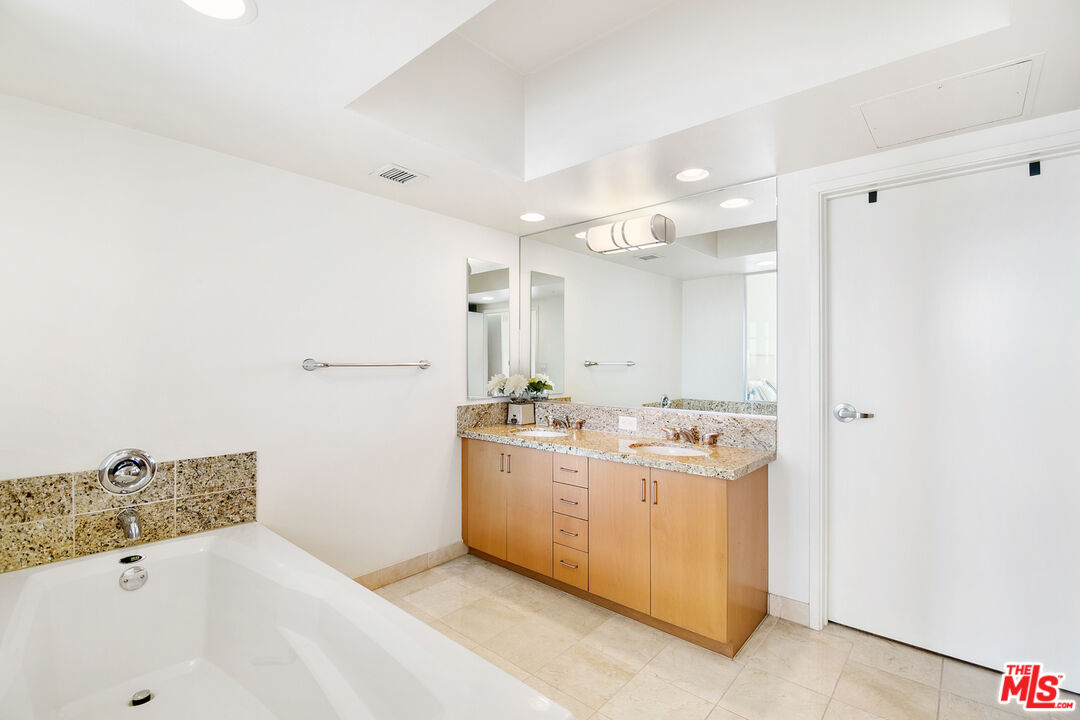 13700 MARINA POINTE DR Unit: 702