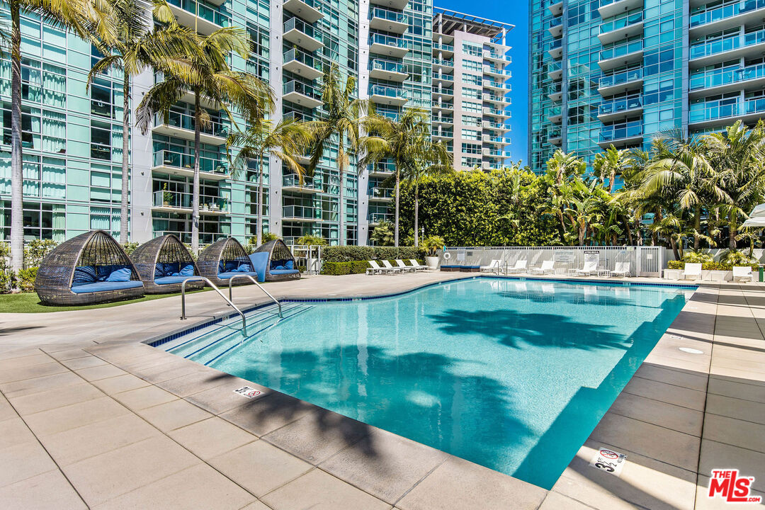 13700 MARINA POINTE DR Unit: 702