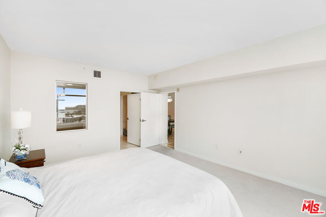 13700 MARINA POINTE DR Unit: 702