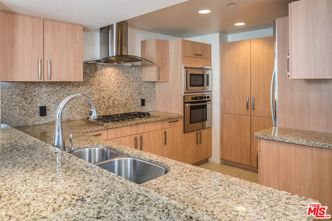 13650 MARINA POINTE DR Unit: 1608