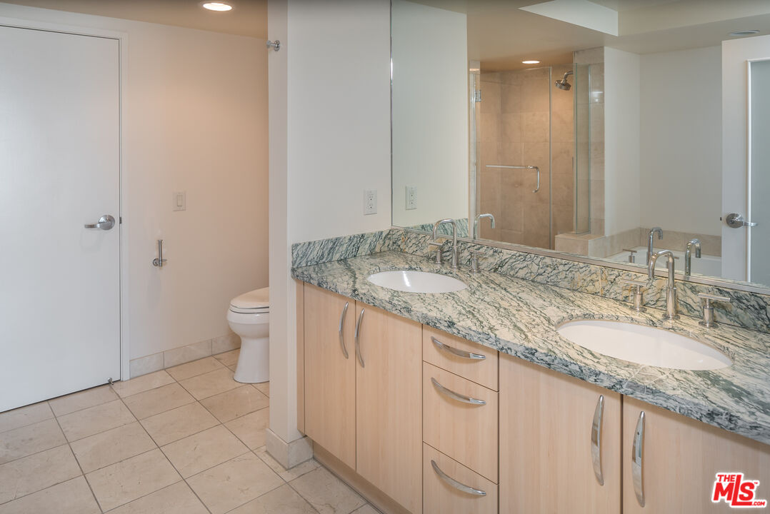 13650 MARINA POINTE DR Unit: 1608