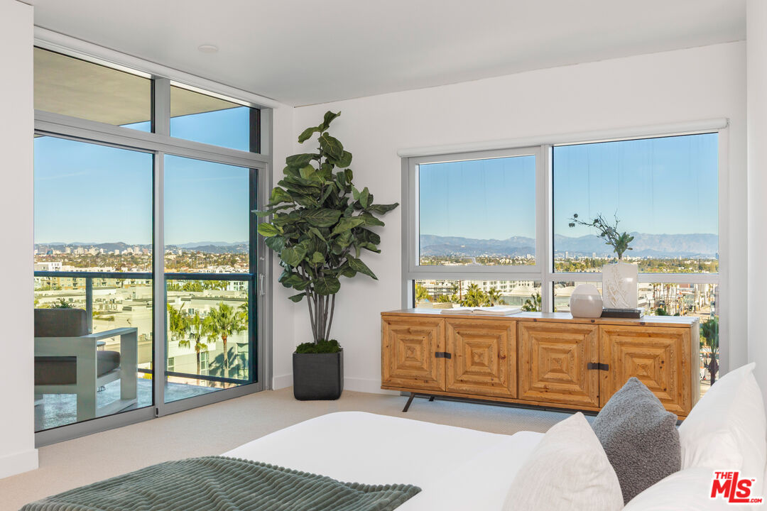 13650 MARINA POINTE DR Unit: 1608