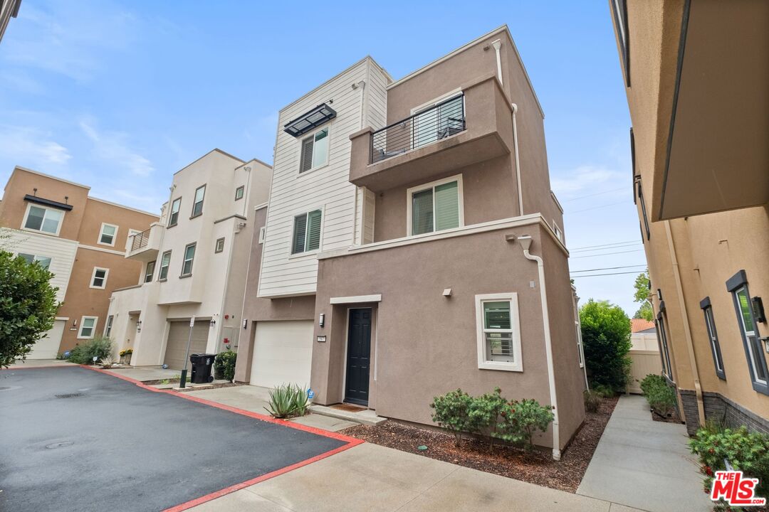 547 Daniel Freeman Cir
