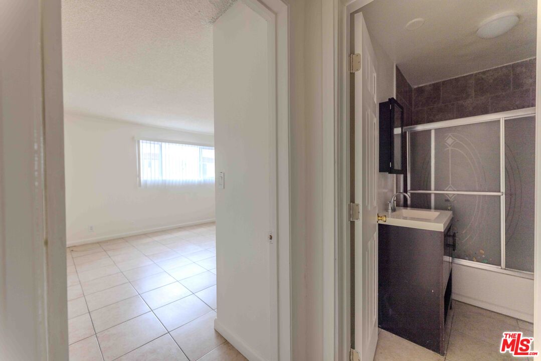 947 S Westmoreland Ave Unit: 203