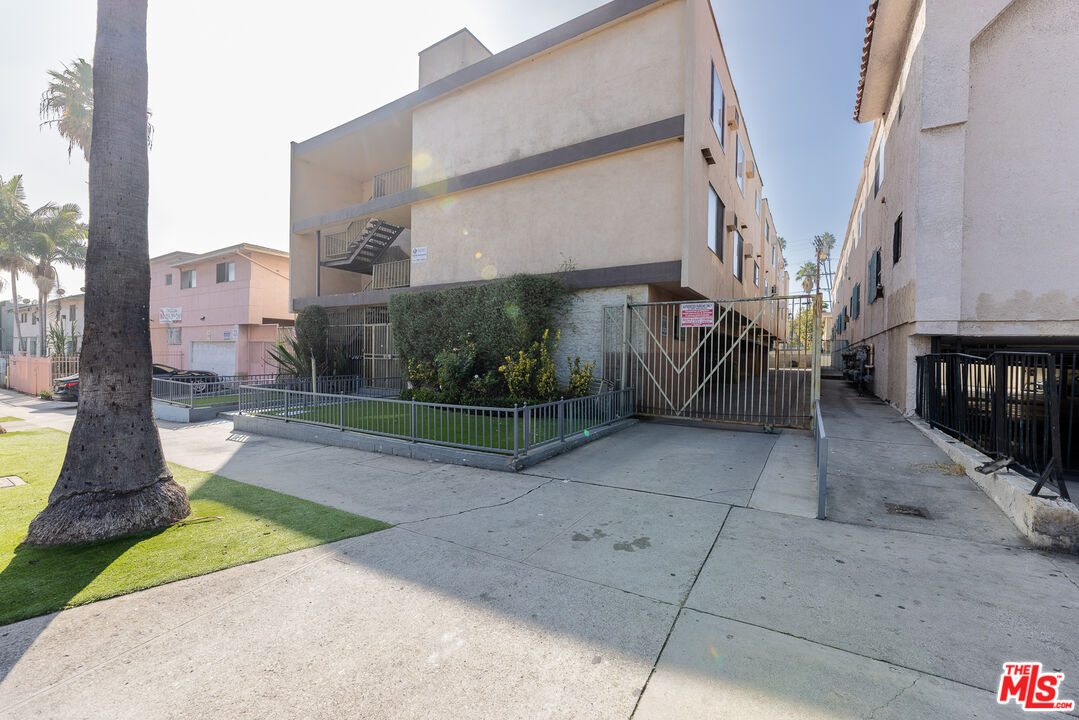 947 S Westmoreland Ave Unit: 203