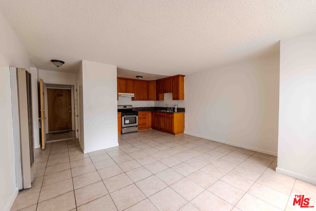 947 S Westmoreland Ave Unit: 203