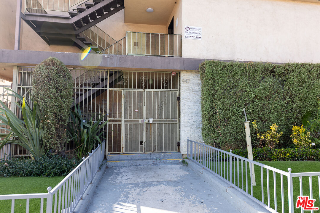 947 S Westmoreland Ave Unit: 203