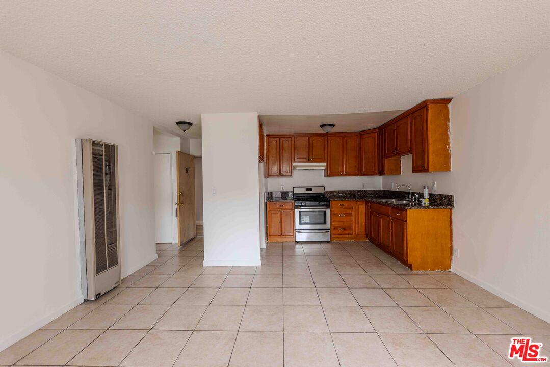 947 S Westmoreland Ave Unit: 203