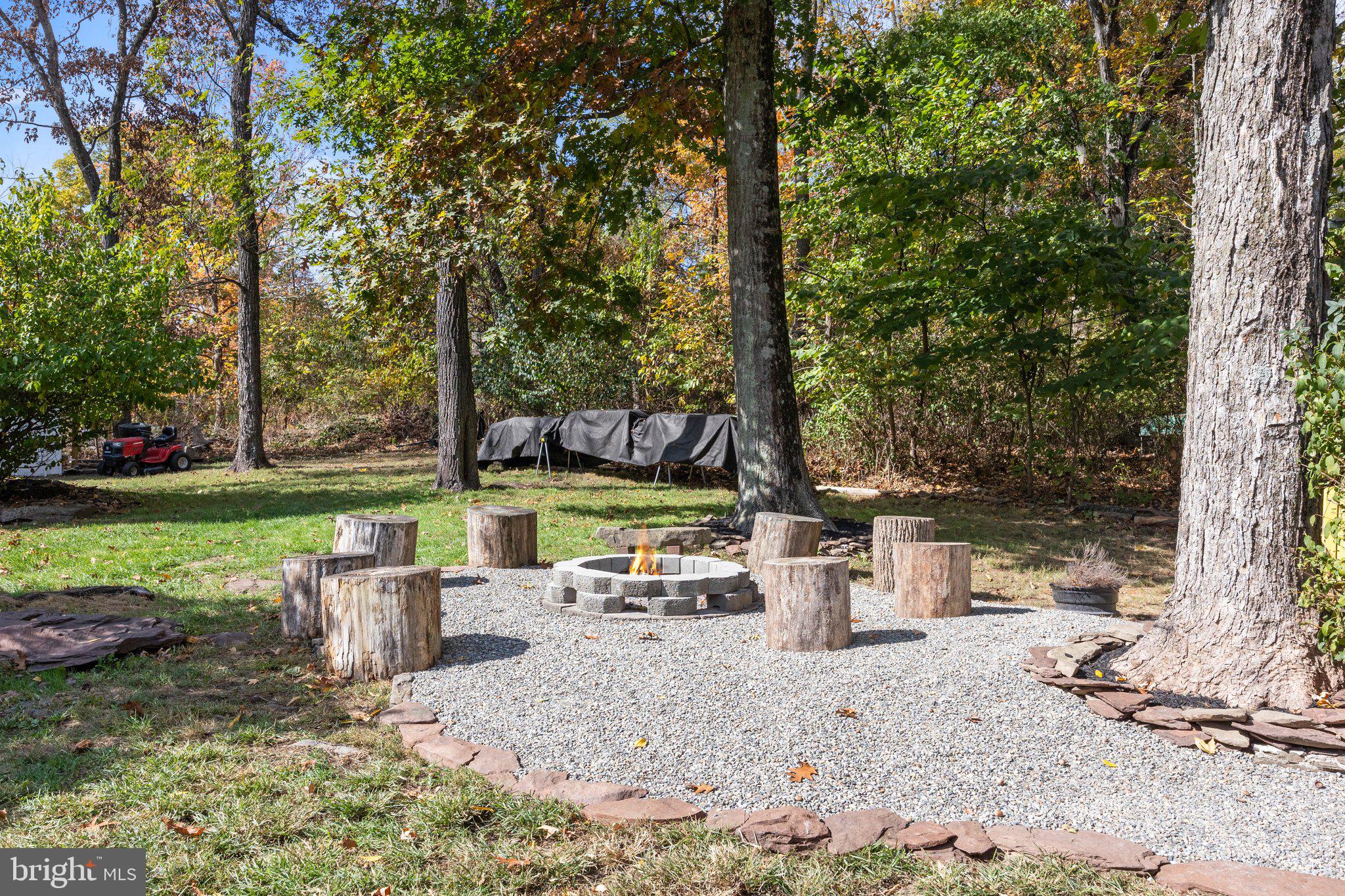 25 Hickory Ln