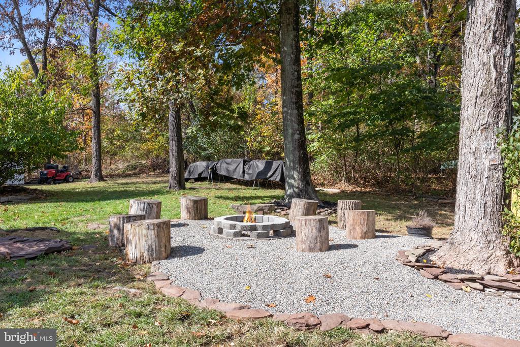 25 Hickory Ln