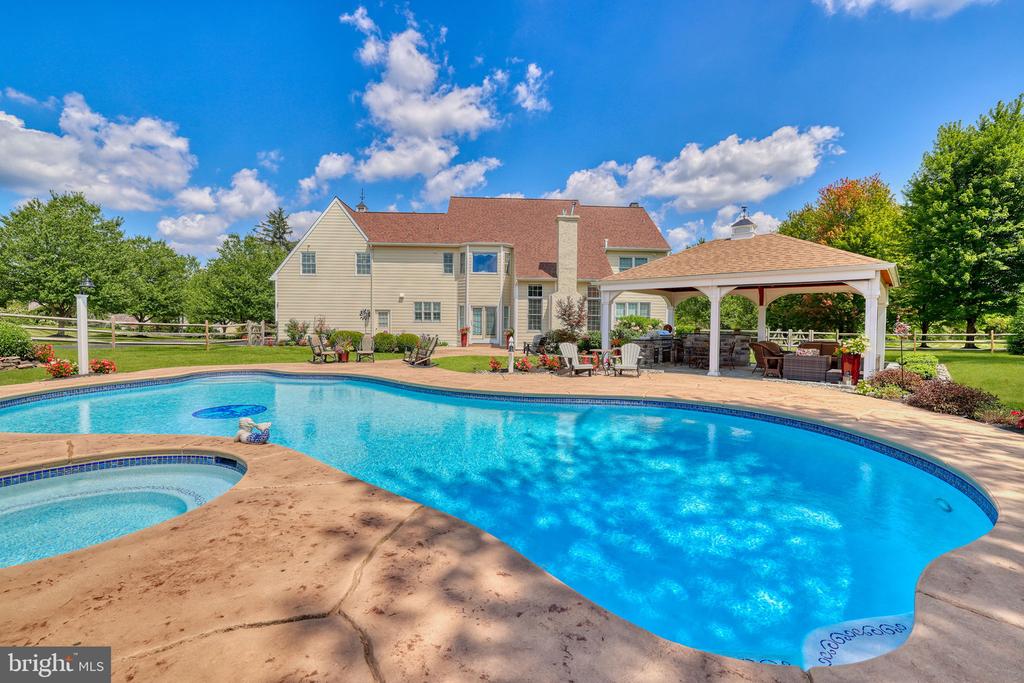 1100 PINEVILLE ROAD