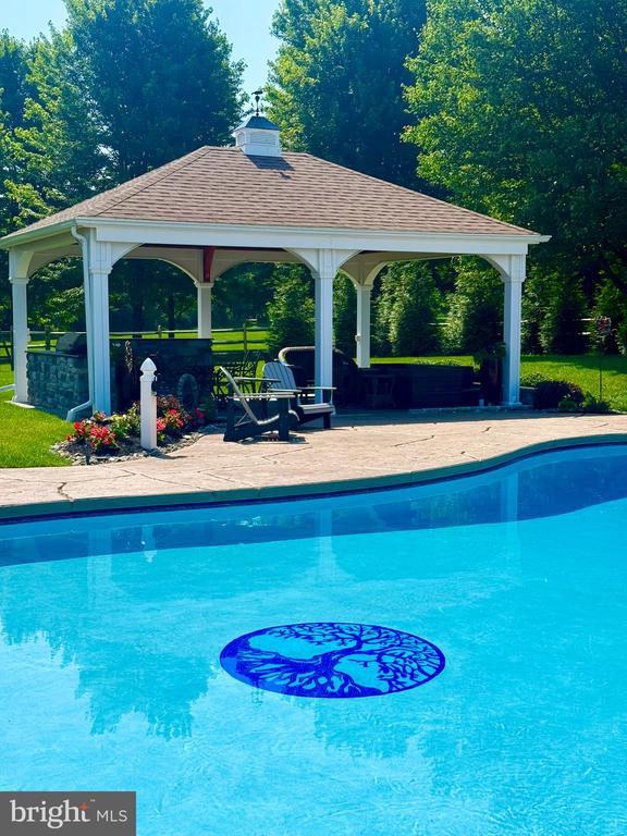 1100 PINEVILLE ROAD