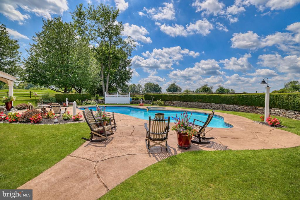 1100 PINEVILLE ROAD