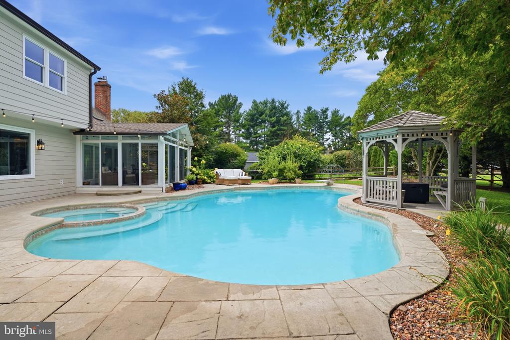 30 DUNKIN DRIVE