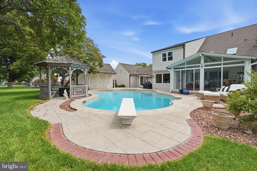 30 DUNKIN DRIVE