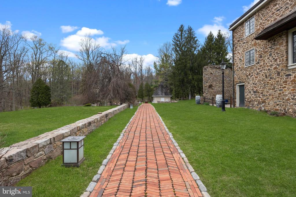 6068 STONEY HILL ROAD