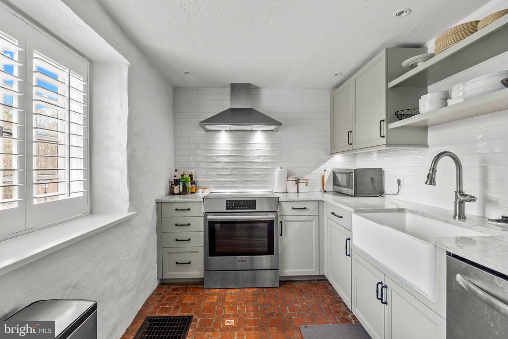 6068 STONEY HILL ROAD