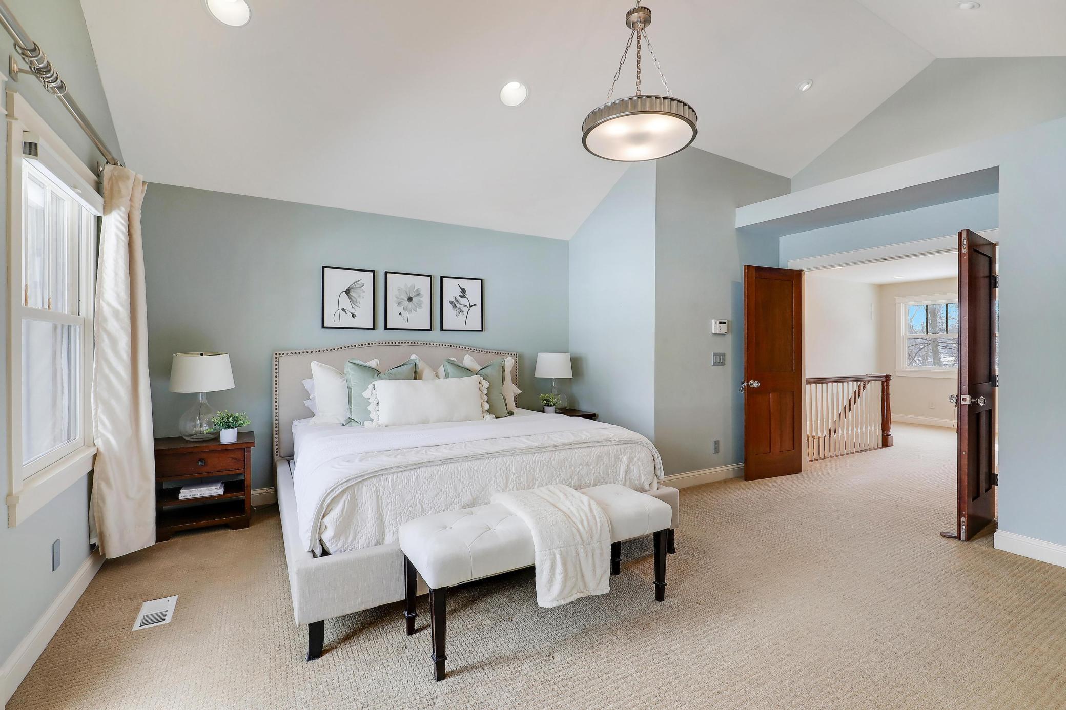 280 Ridgeview Drive E