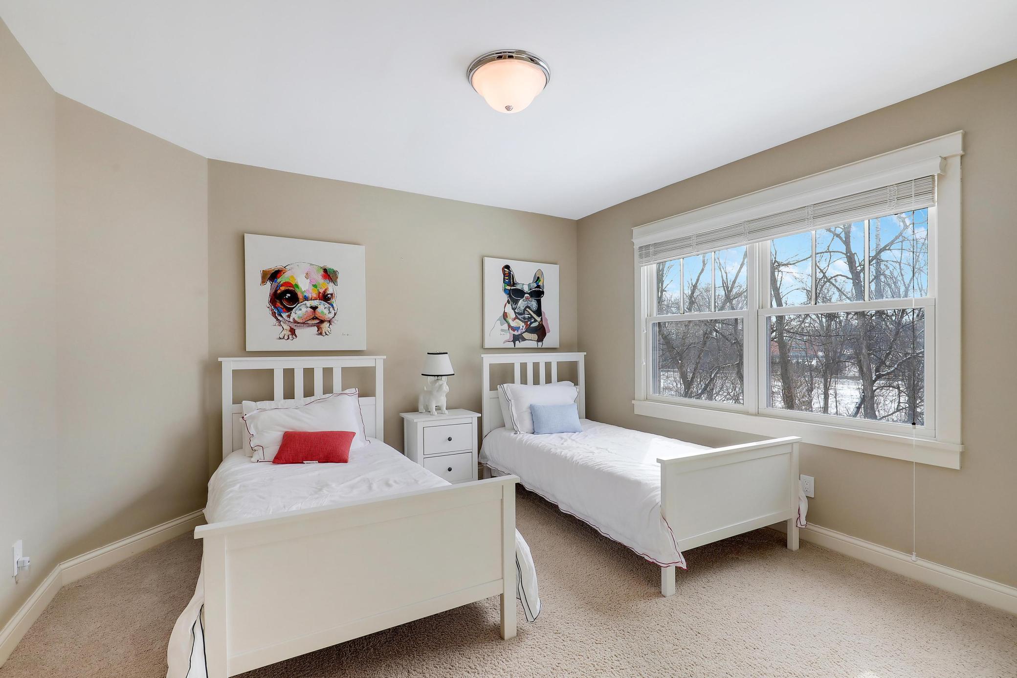 280 Ridgeview Drive E