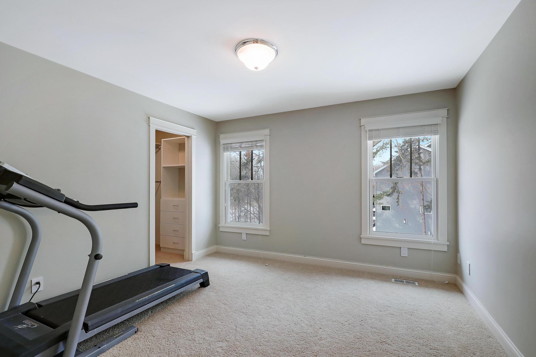 280 Ridgeview Drive E