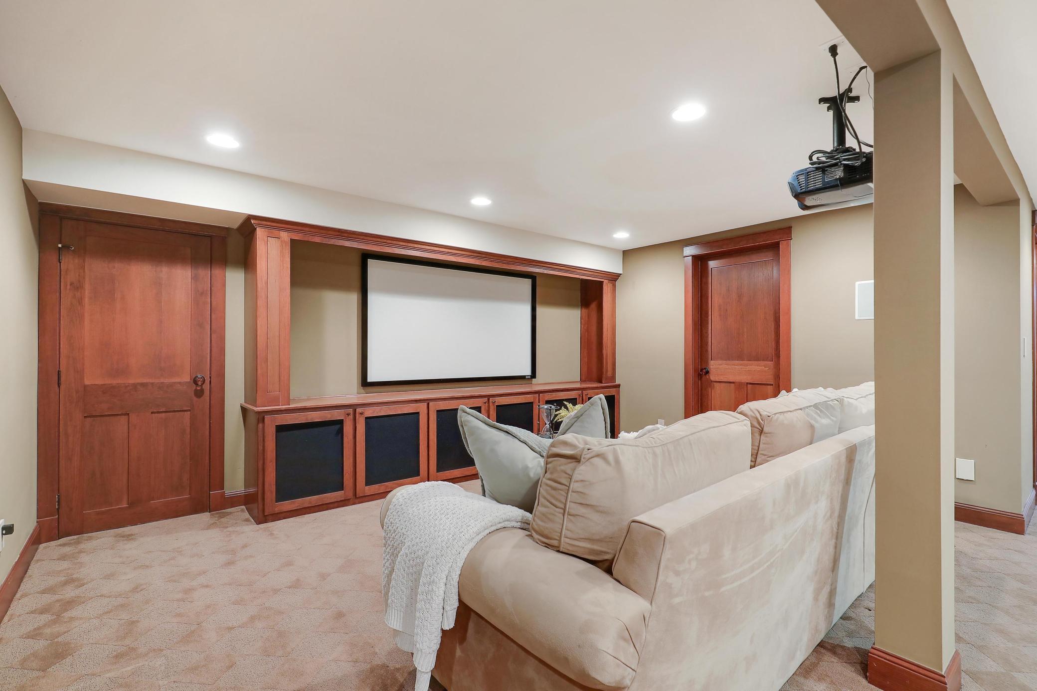 280 Ridgeview Drive E