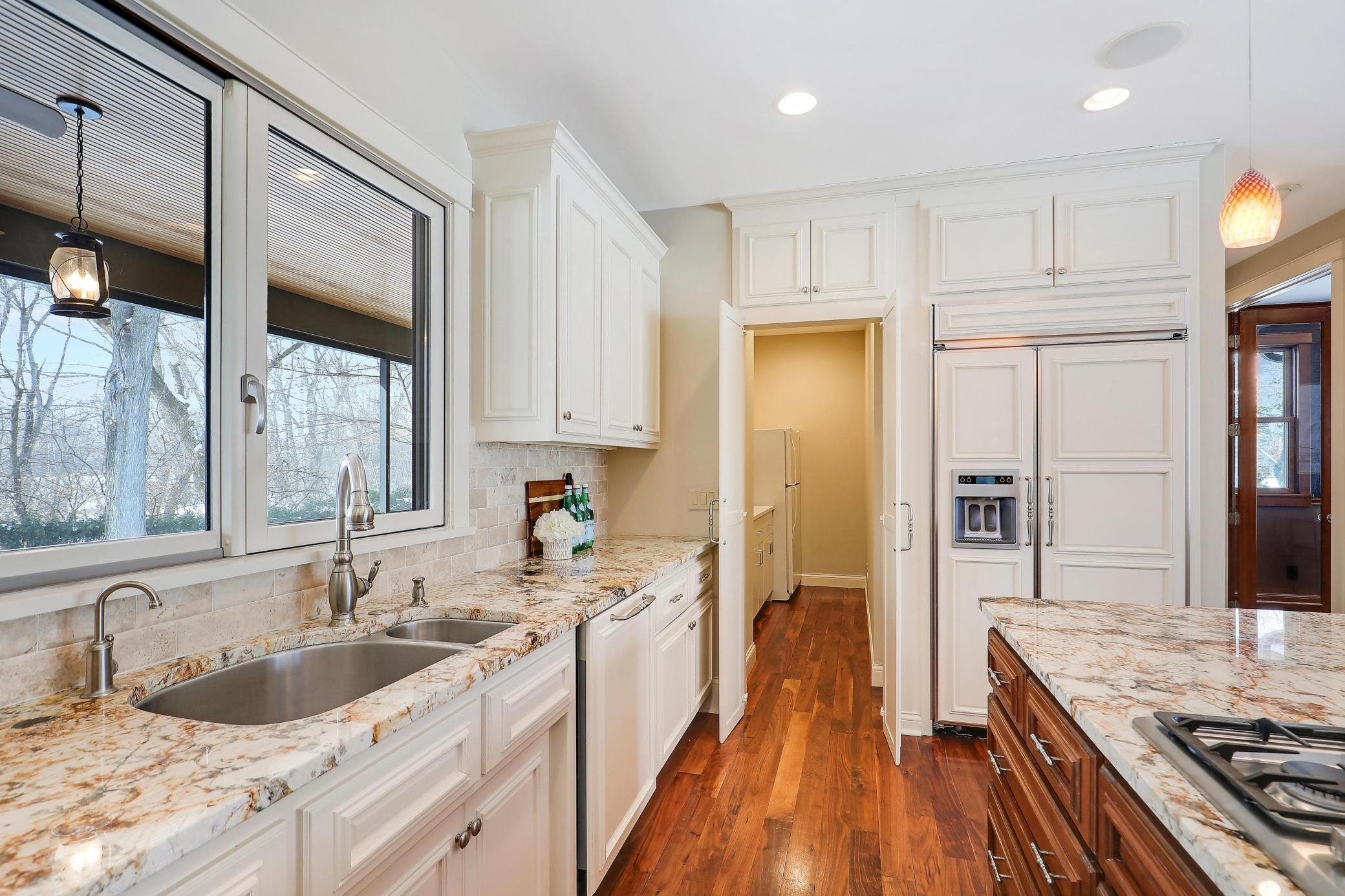 280 Ridgeview Drive E