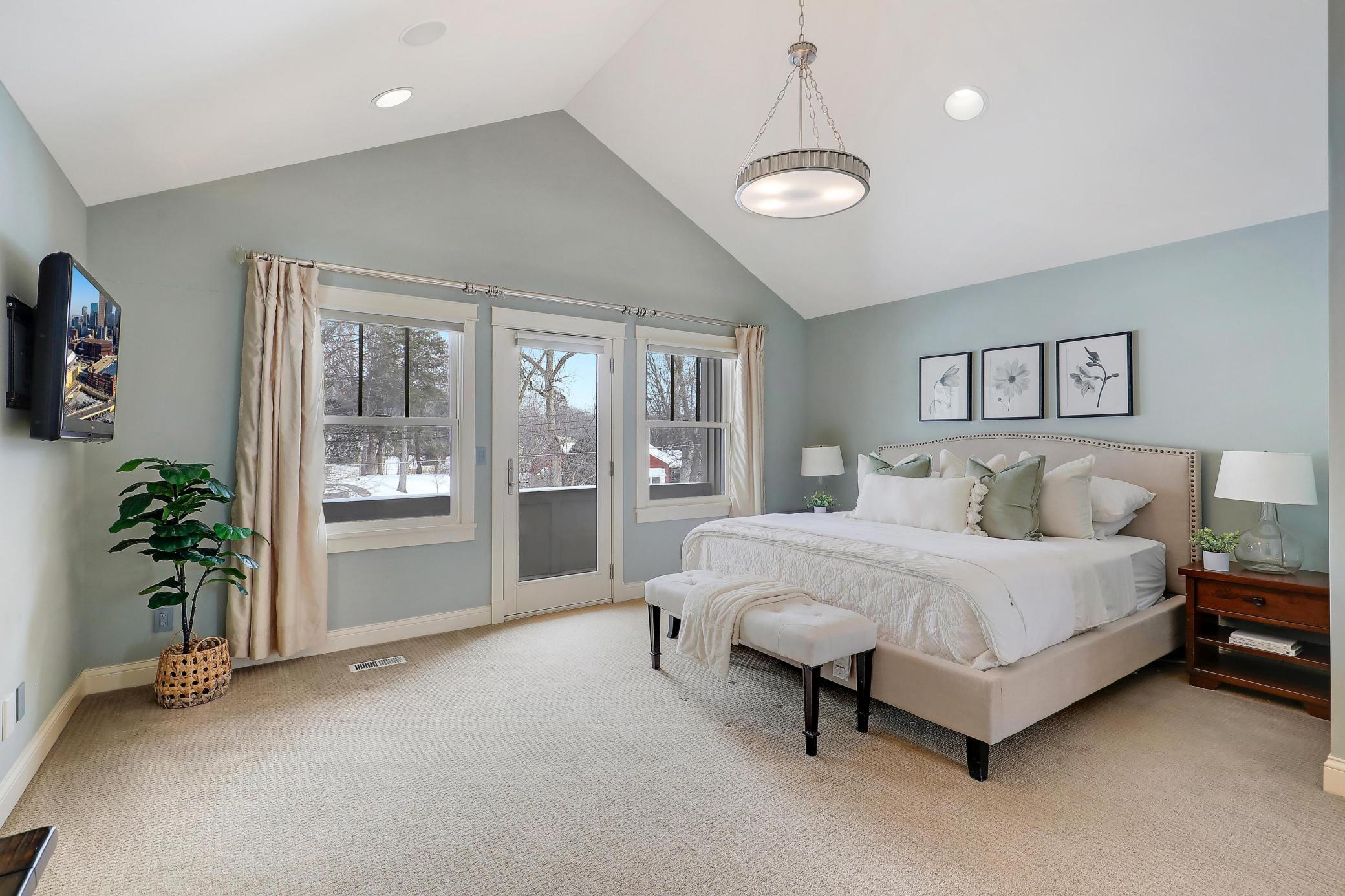 280 Ridgeview Drive E