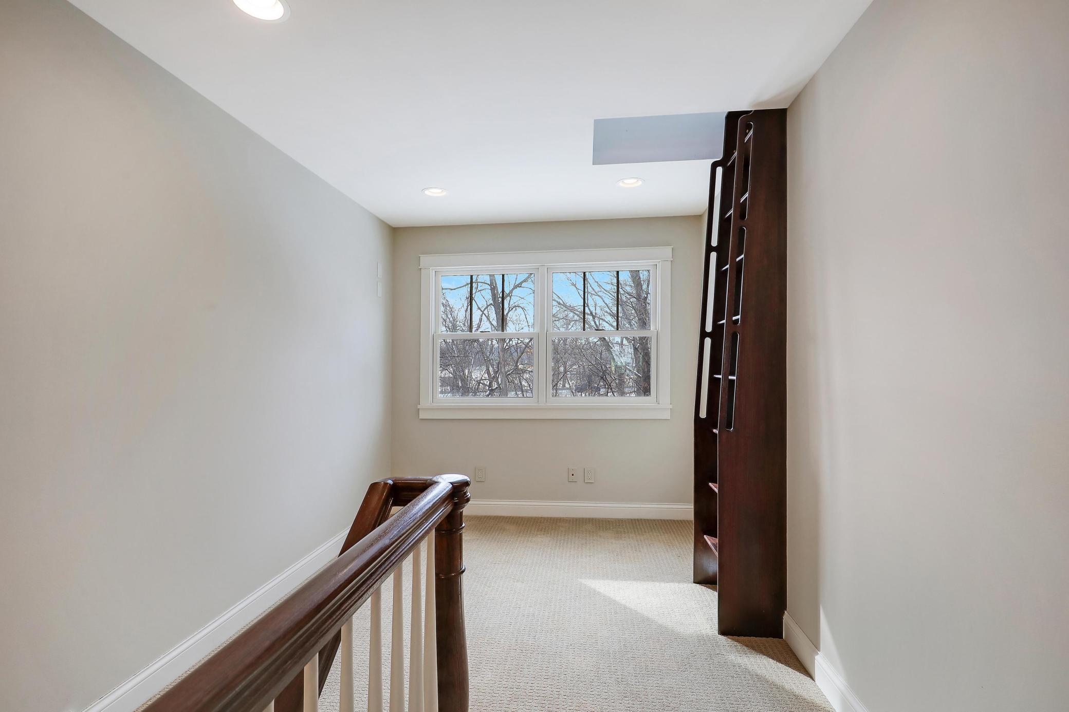 280 Ridgeview Drive E