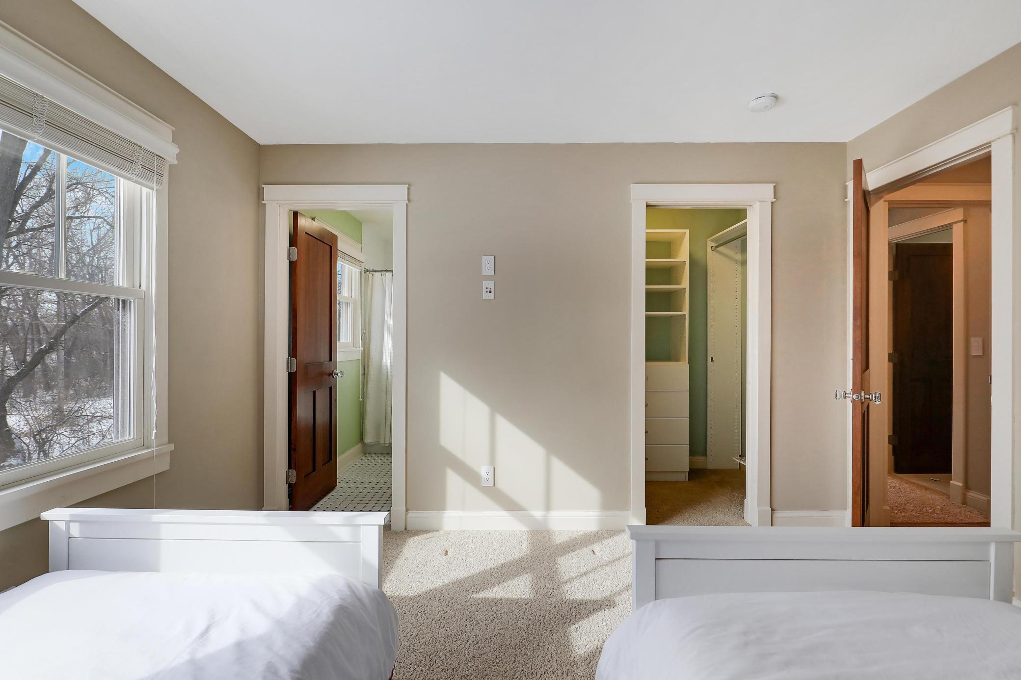 280 Ridgeview Drive E