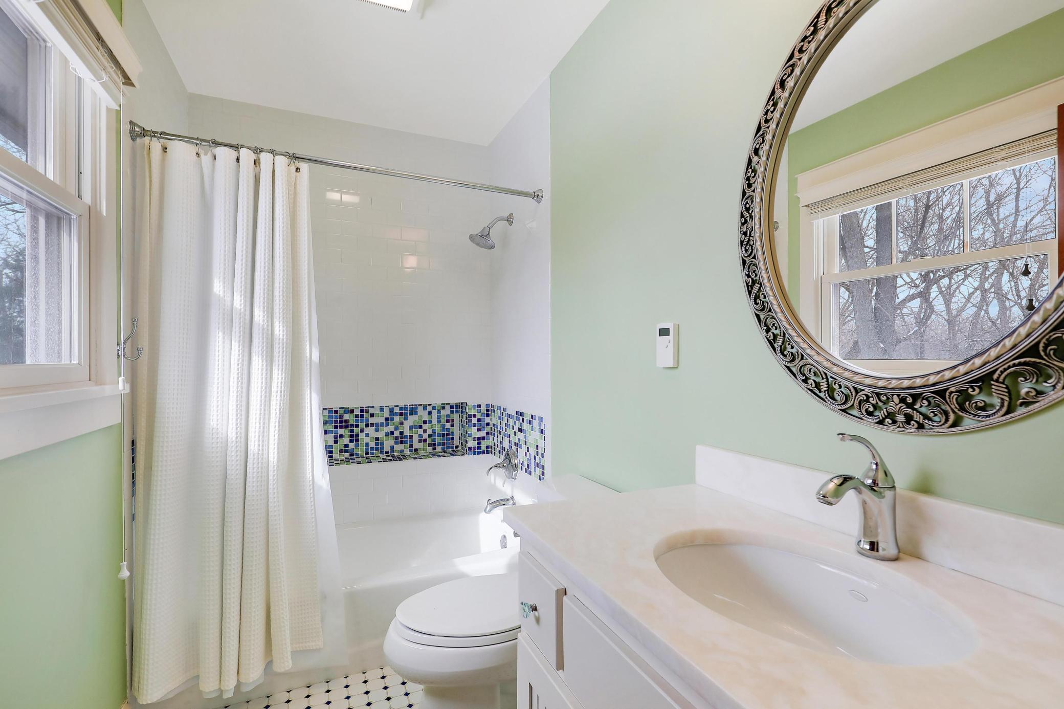 280 Ridgeview Drive E