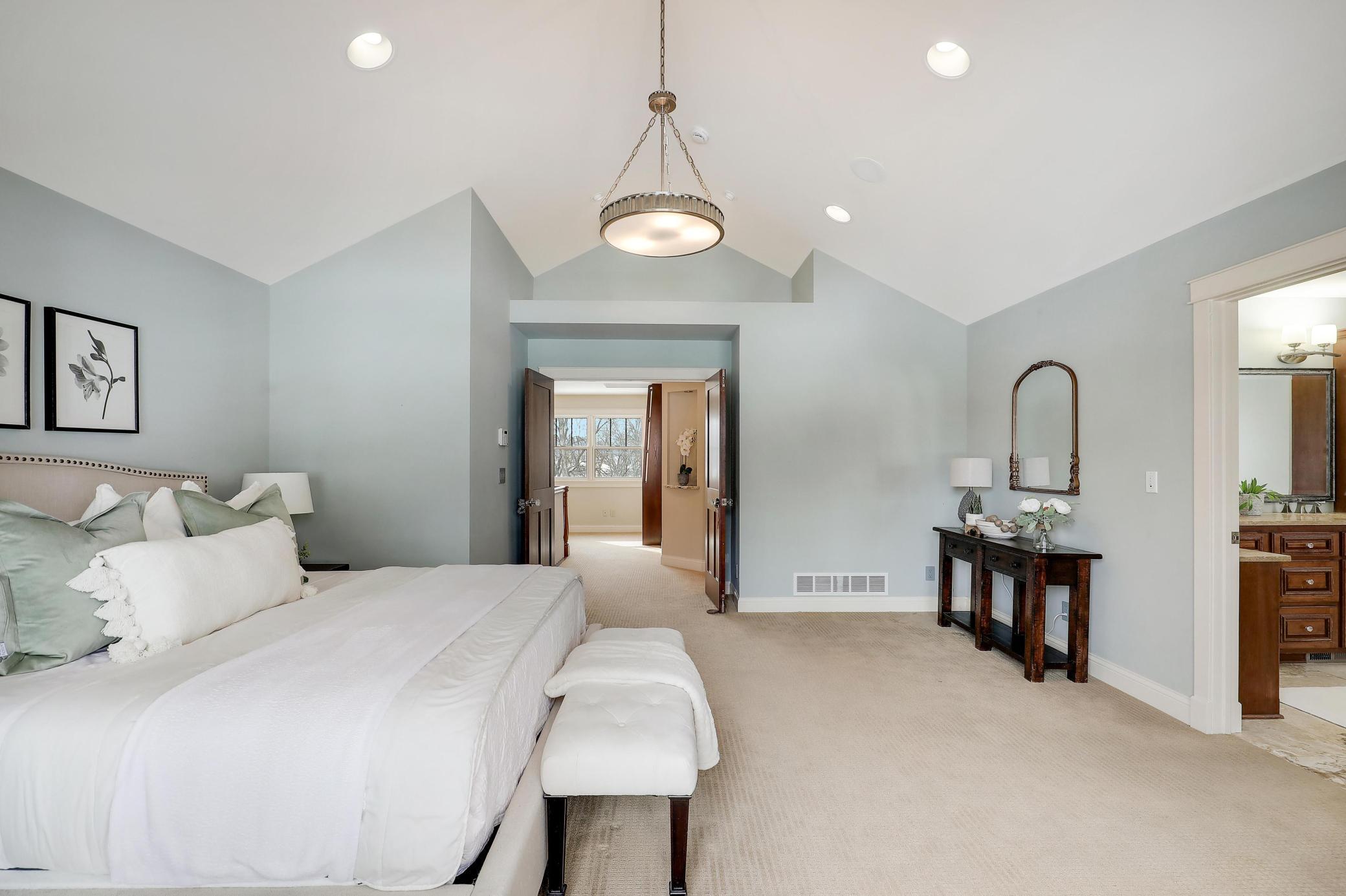 280 Ridgeview Drive E