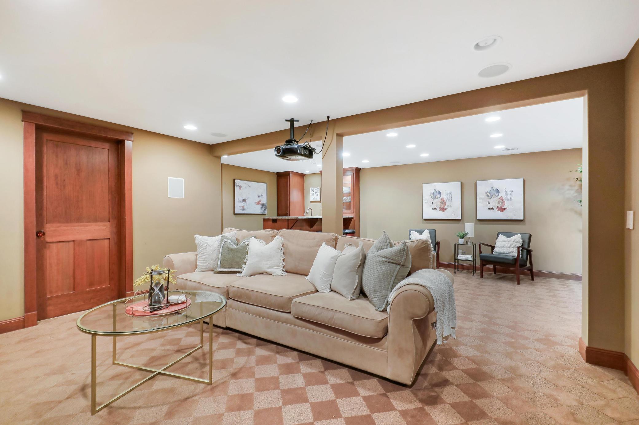 280 Ridgeview Drive E