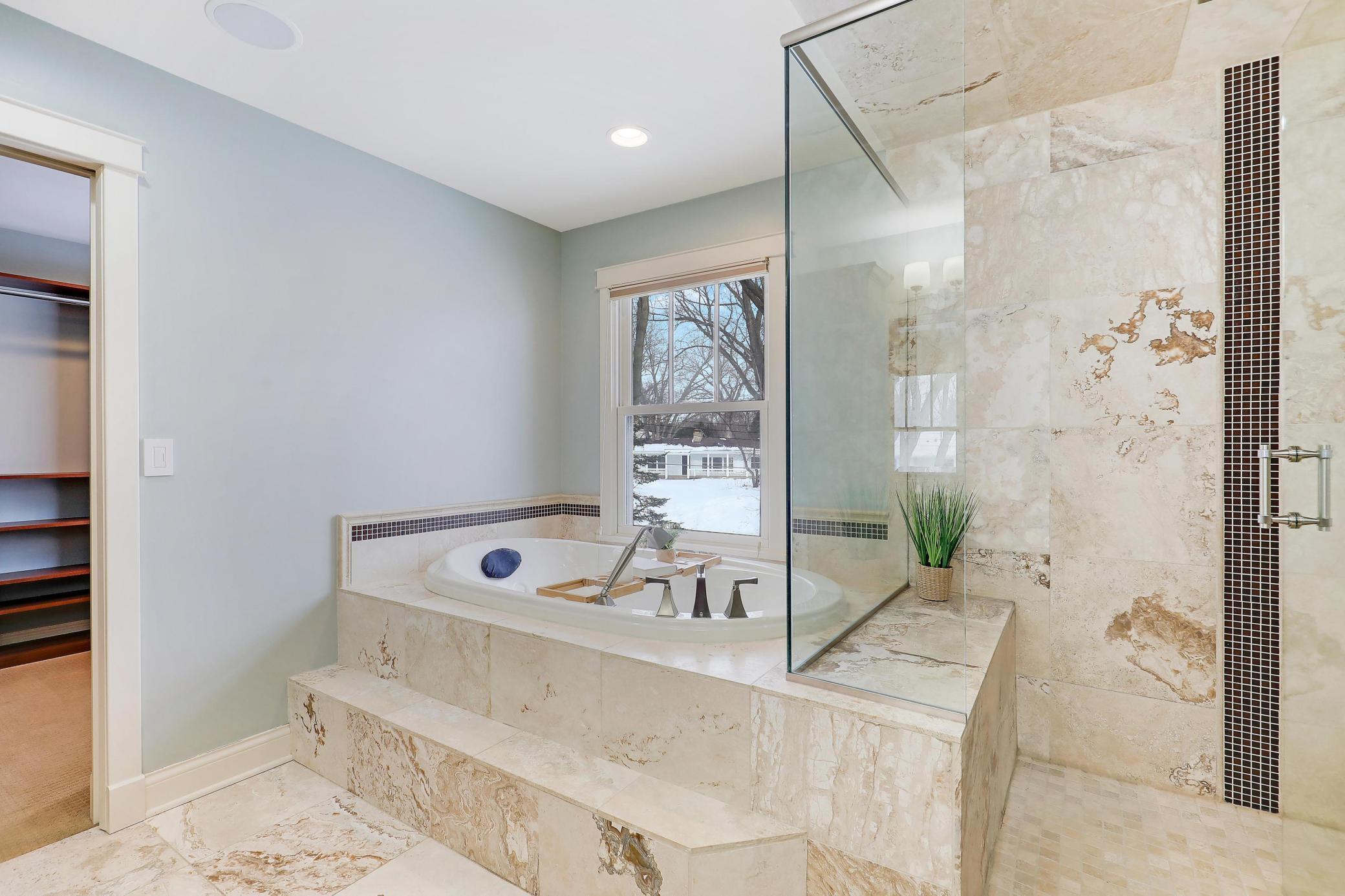 280 Ridgeview Drive E