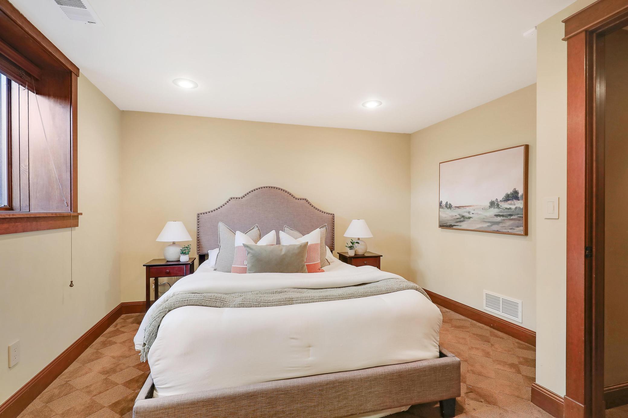 280 Ridgeview Drive E